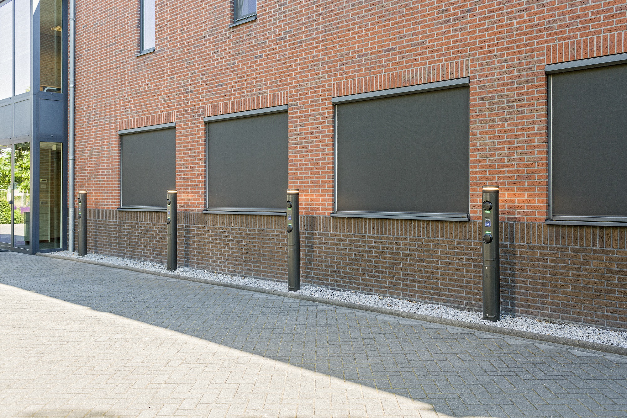 Ratio laadpalen op een parkeerterrein voor een bedrijfsgebouw